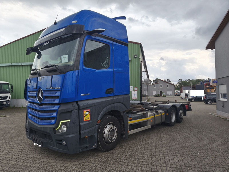 Mercedes-Benz Actros 2545 BDF - Cserefelépítményes teherautó: 1 kép. Mercedes-Benz Actros 2545 BDF - Cserefelépítményes teherautó: 1 kép.