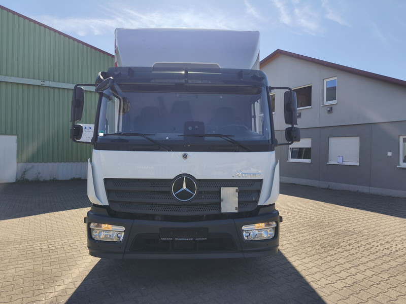 Mercedes-Benz Atego 1223 - Dobozos felépítményű teherautó: 3 kép. Mercedes-Benz Atego 1223 - Dobozos felépítményű teherautó: 3 kép.