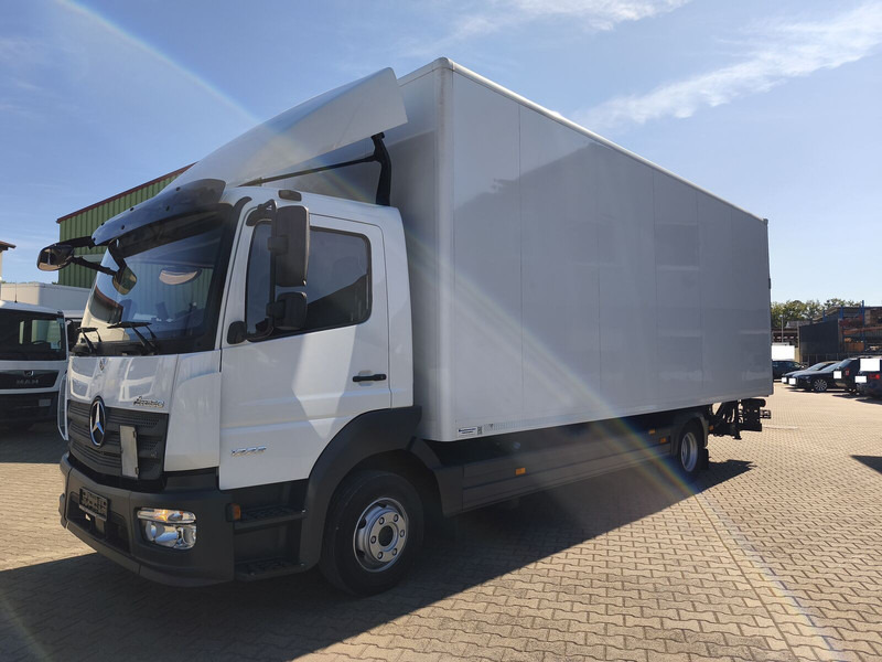 Mercedes-Benz Atego 1223 - Dobozos felépítményű teherautó: 1 kép. Mercedes-Benz Atego 1223 - Dobozos felépítményű teherautó: 1 kép.
