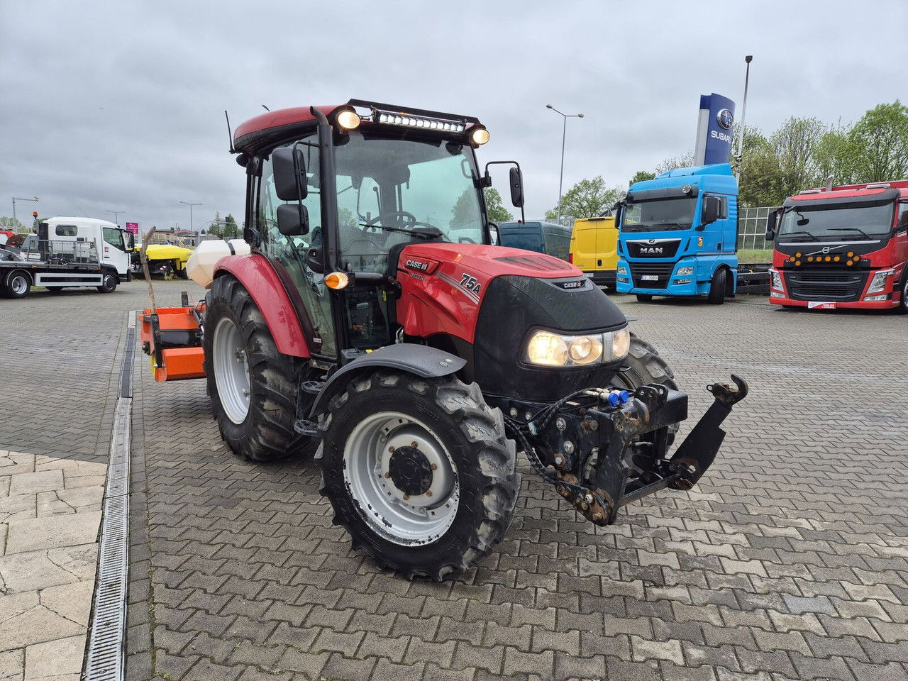 CASE IH Farmall 75 / 2022 / Only 1853 MTH / Sweeper + Plow Extra / 1 OWN - Traktor: 1 kép. CASE IH Farmall 75 / 2022 / Only 1853 MTH / Sweeper + Plow Extra / 1 OWN - Traktor: 1 kép.