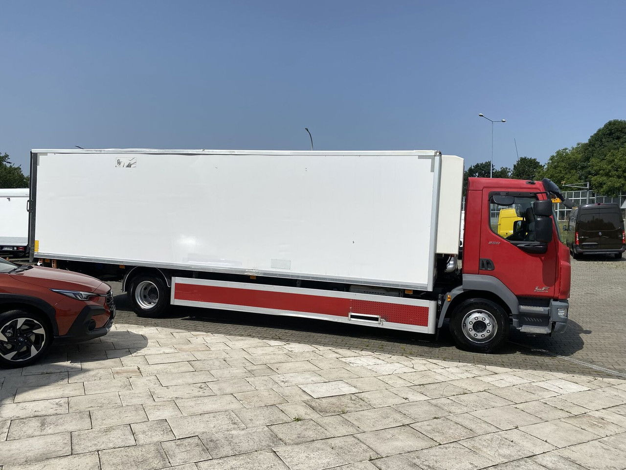 DAF LF 250 E6 AUT / 119TKM / Hulsteins -24 +25 / 18 EP / Serviced - Hűtős teherautó: 4 kép. DAF LF 250 E6 AUT / 119TKM / Hulsteins -24 +25 / 18 EP / Serviced - Hűtős teherautó: 4 kép.
