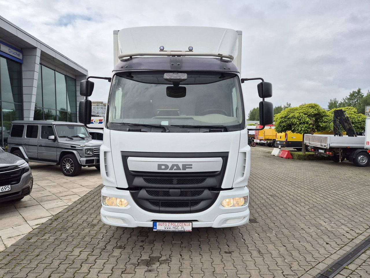 DAF LF 250 FA / Euro 6 / 18 EP / 3 Seats / 1 Owner - Dobozos felépítményű teherautó: 3 kép. DAF LF 250 FA / Euro 6 / 18 EP / 3 Seats / 1 Owner - Dobozos felépítményű teherautó: 3 kép.