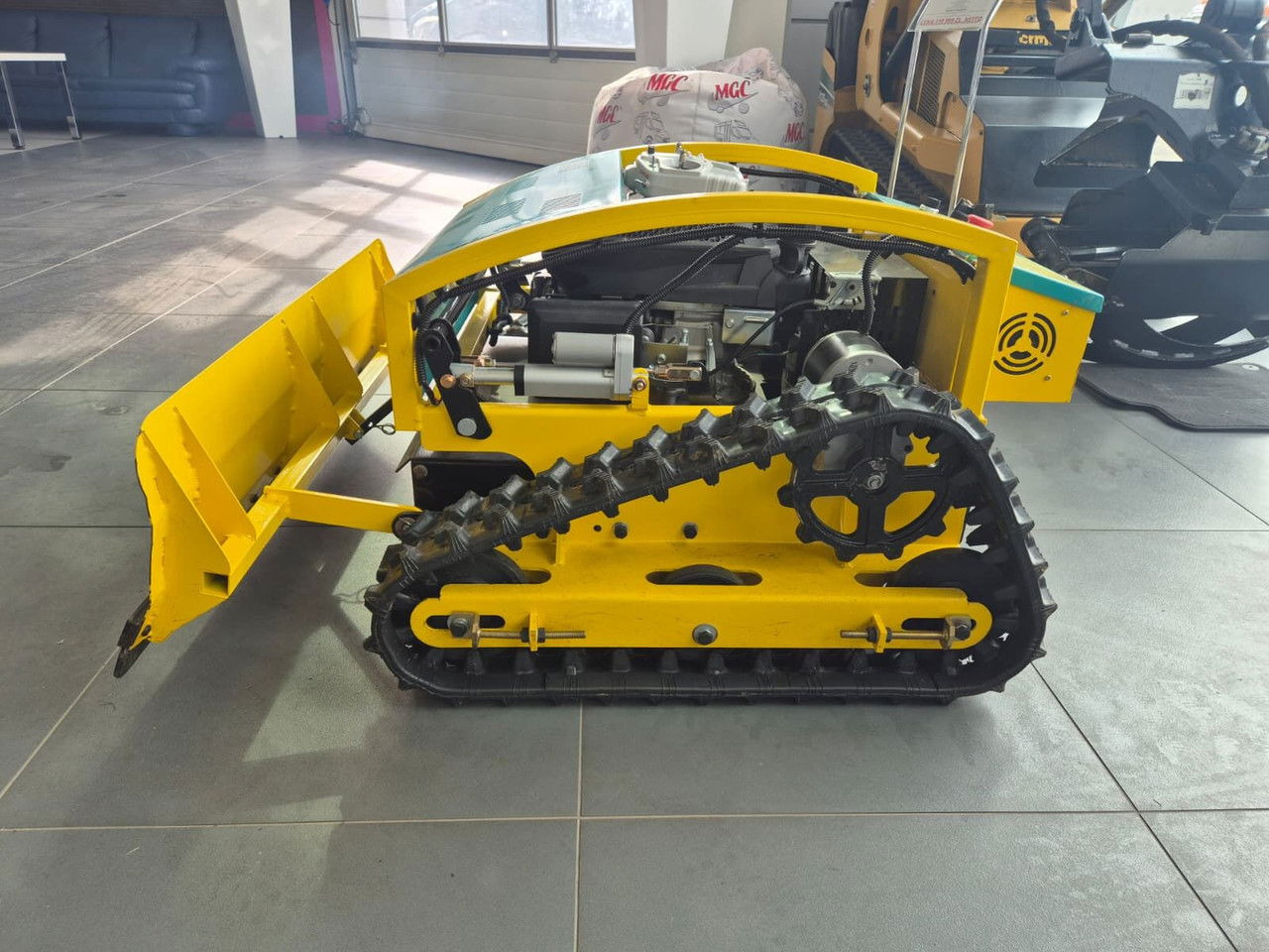 Diversen MP-M500PRO / Brand NEW / Remote Controller Mower / Snow Plow - Kerti gépek: 2 kép. Diversen MP-M500PRO / Brand NEW / Remote Controller Mower / Snow Plow - Kerti gépek: 2 kép.