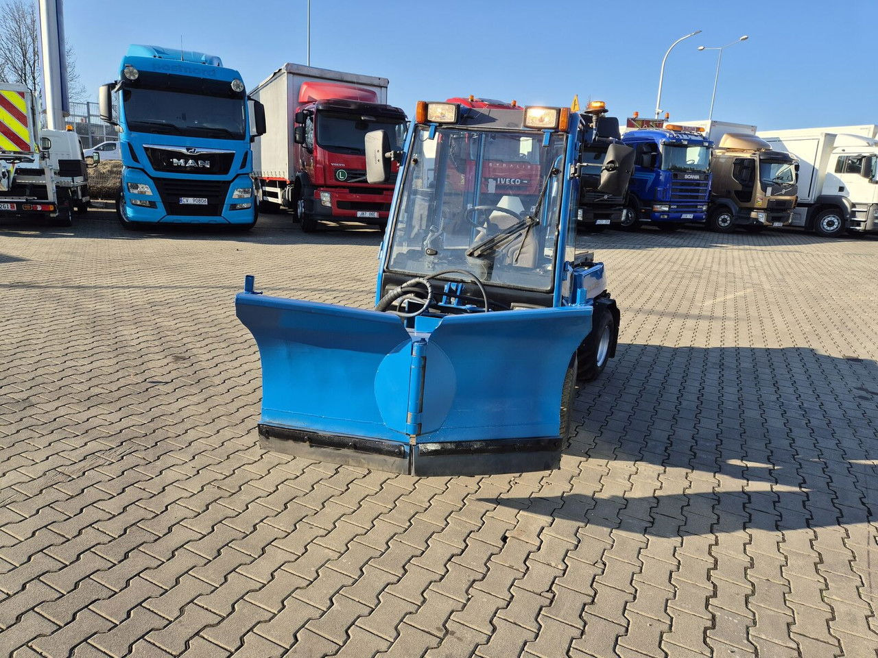 HOLDER C245 4WD / Tool carrier / Snow plow / PTO Front AN D Rear / 4X4 / - Kommunális traktor: 3 kép. HOLDER C245 4WD / Tool carrier / Snow plow / PTO Front AN D Rear / 4X4 / - Kommunális traktor: 3 kép.