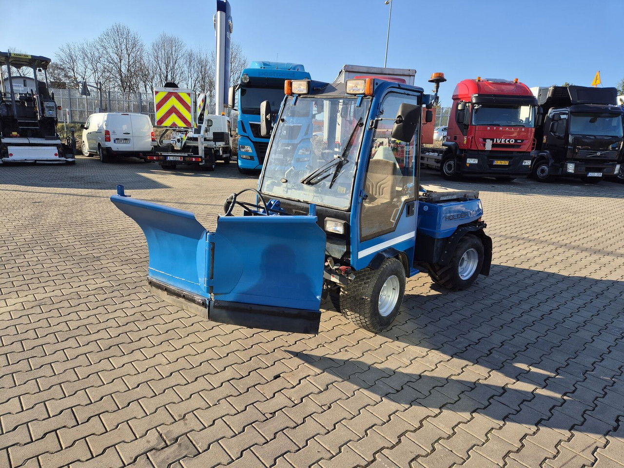 Holder C245 4WD / Tool carrier / Snow plow / PTO Front AN D Rear / 4X4 / - Kommunális traktor: 2 kép. Holder C245 4WD / Tool carrier / Snow plow / PTO Front AN D Rear / 4X4 / - Kommunális traktor: 2 kép.