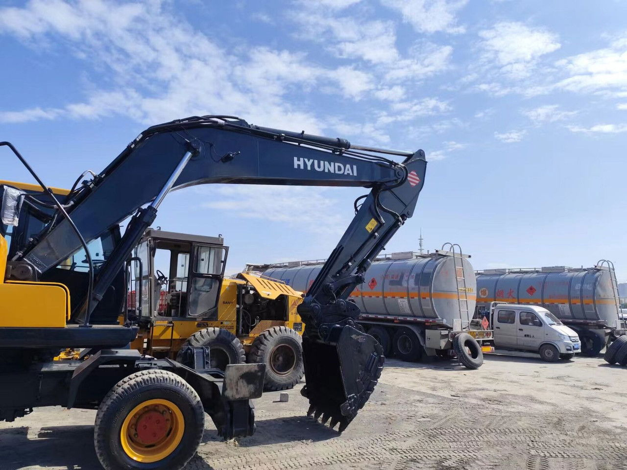 Hyundai R210-7 - Gumikerekes kotró: 2 kép. Hyundai R210-7 - Gumikerekes kotró: 2 kép.