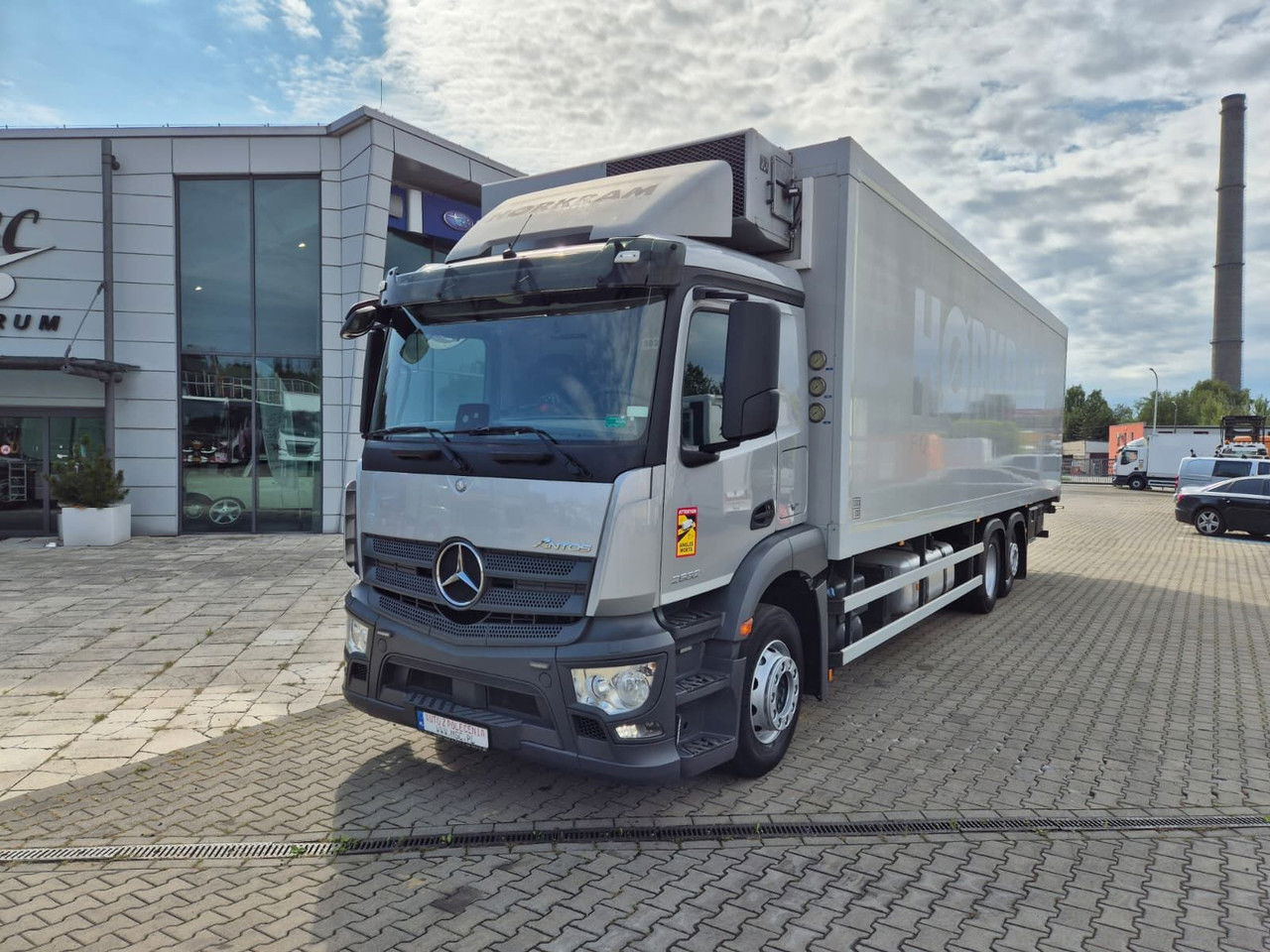 Mercedes-Benz Antos 2532 L - Hűtős teherautó: 3 kép. Mercedes-Benz Antos 2532 L - Hűtős teherautó: 3 kép.