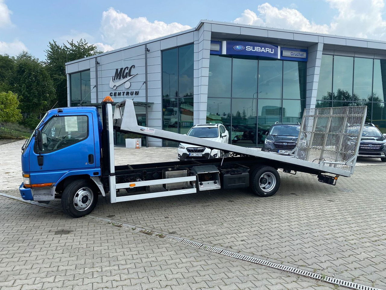 Mitsubishi Canter 3,0 D Mobile Platform / Hydraulic / Cars AND Machinery - Vontató: 2 kép. Mitsubishi Canter 3,0 D Mobile Platform / Hydraulic / Cars AND Machinery - Vontató: 2 kép.