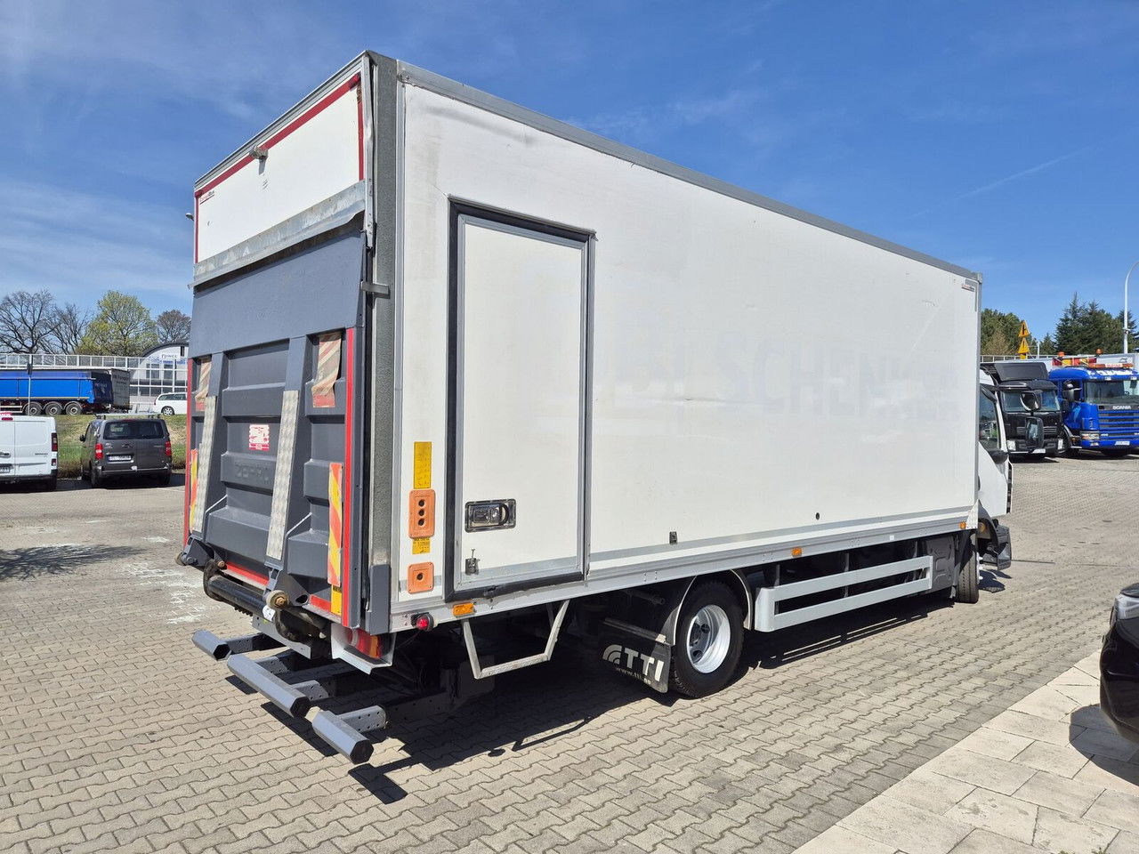 Renault D Gama 12.220 / LOW KM / Euro6 - Dobozos felépítményű teherautó: 5 kép. Renault D Gama 12.220 / LOW KM / Euro6 - Dobozos felépítményű teherautó: 5 kép.