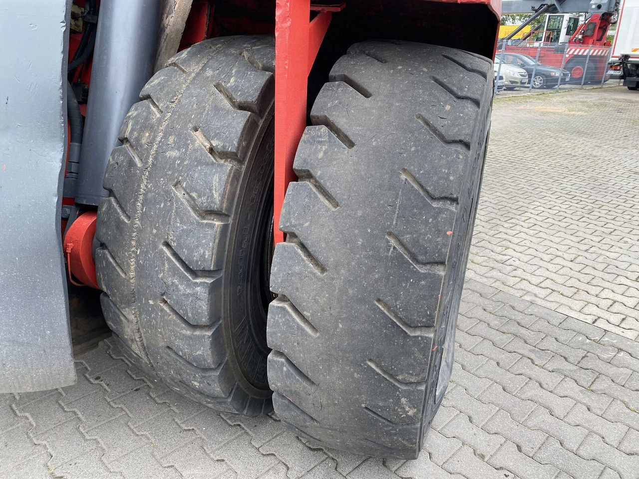 Konténerrakodó SVETRUCK TMF 12/9 HB / 1 Owner / Elme Spreader / Wood LOG A RM: 19 kép. Konténerrakodó SVETRUCK TMF 12/9 HB / 1 Owner / Elme Spreader / Wood LOG A RM: 19 kép.