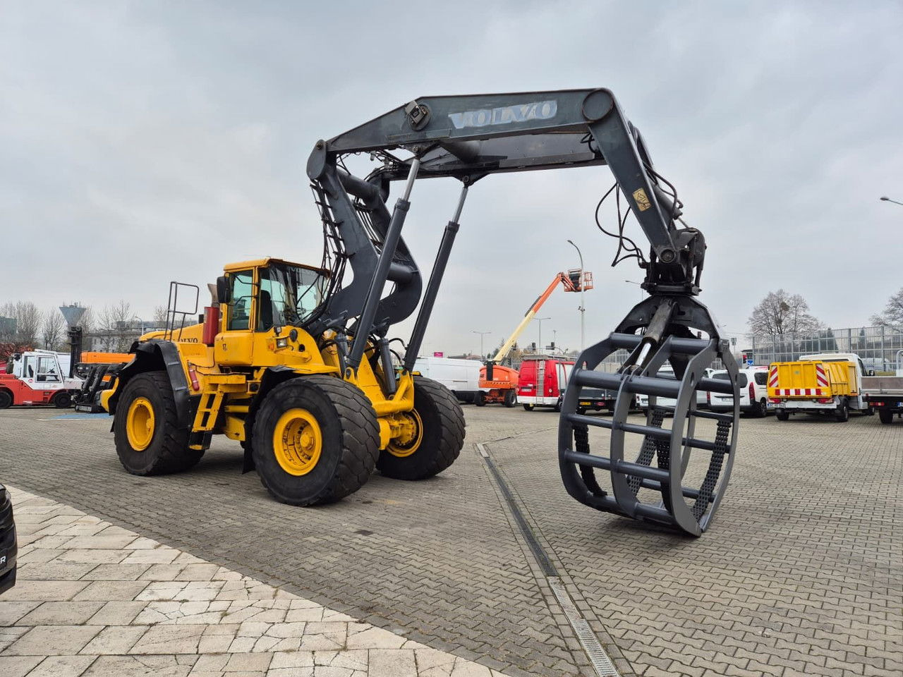 Gumikerekes homlokrakodó VOLVO L180 E / 4WD / 1 Owner / Wood LOG: 7 kép. Gumikerekes homlokrakodó VOLVO L180 E / 4WD / 1 Owner / Wood LOG: 7 kép.