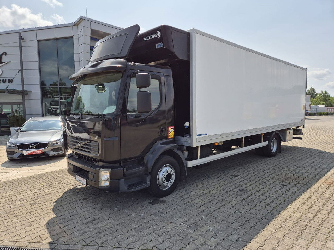 Volvo FL 240 1 Owner / Container - Dobozos felépítményű teherautó: 2 kép. Volvo FL 240 1 Owner / Container - Dobozos felépítményű teherautó: 2 kép.