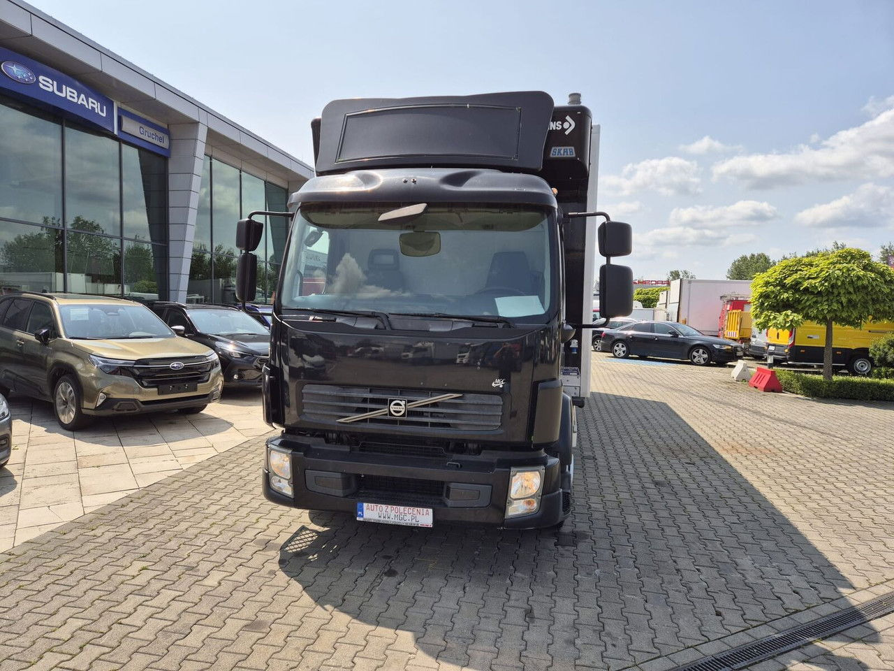 Volvo FL 240 1 Owner / Container - Dobozos felépítményű teherautó: 4 kép. Volvo FL 240 1 Owner / Container - Dobozos felépítményű teherautó: 4 kép.