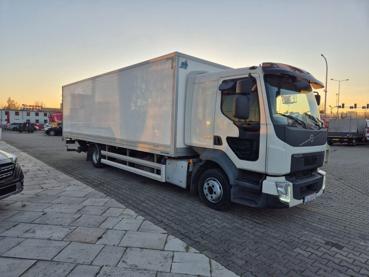 Volvo FL 240 - Hűtős teherautó: 5 kép. Volvo FL 240 - Hűtős teherautó: 5 kép.