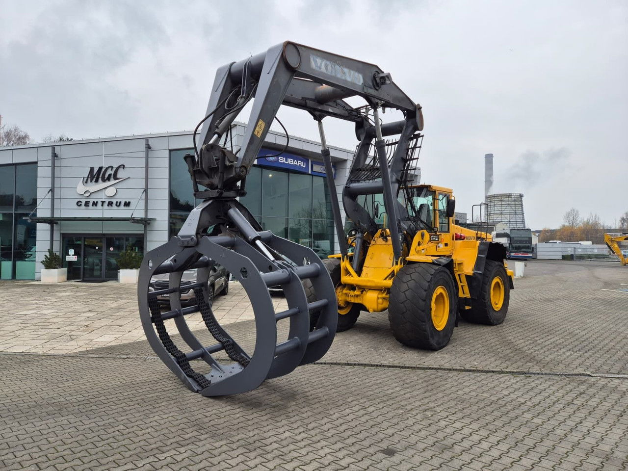 Volvo L180 E / 4WD / 1 Owner / Wood LOG - Gumikerekes homlokrakodó: 3 kép. Volvo L180 E / 4WD / 1 Owner / Wood LOG - Gumikerekes homlokrakodó: 3 kép.