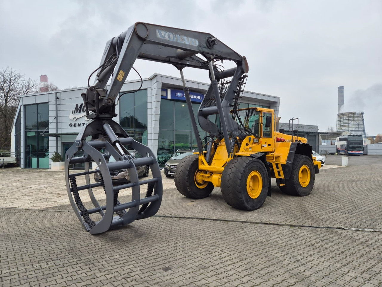 Volvo L180 E / 4WD / 1 Owner / Wood LOG - Gumikerekes homlokrakodó: 2 kép. Volvo L180 E / 4WD / 1 Owner / Wood LOG - Gumikerekes homlokrakodó: 2 kép.