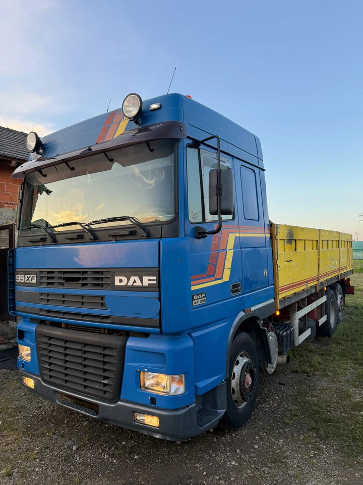 DAF XF 95.380 6X2 stake body - Platós teherautó: 1 kép. DAF XF 95.380 6X2 stake body - Platós teherautó: 1 kép.