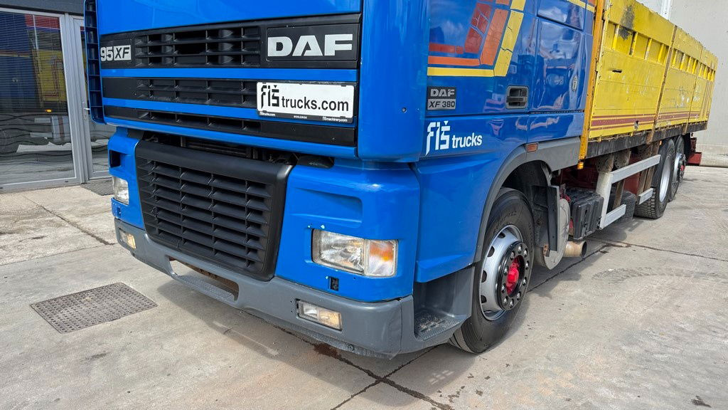 DAF XF 95.380 6X2 stake body - air condition - Platós teherautó: 2 kép. DAF XF 95.380 6X2 stake body - air condition - Platós teherautó: 2 kép.