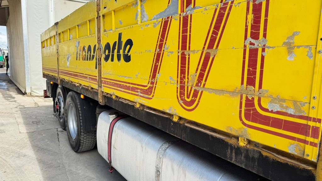 DAF XF 95.380 6X2 stake body - air condition - Platós teherautó: 4 kép. DAF XF 95.380 6X2 stake body - air condition - Platós teherautó: 4 kép.