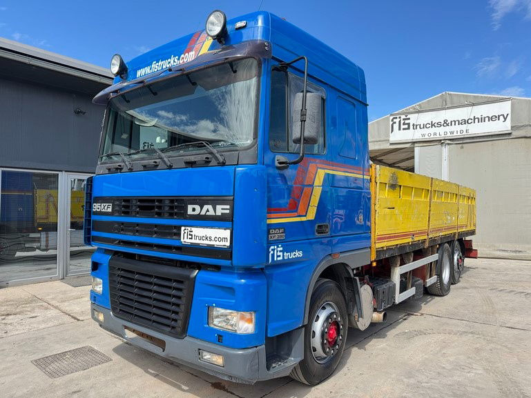 DAF XF 95.380 6X2 stake body - air condition - Platós teherautó: 1 kép. DAF XF 95.380 6X2 stake body - air condition - Platós teherautó: 1 kép.