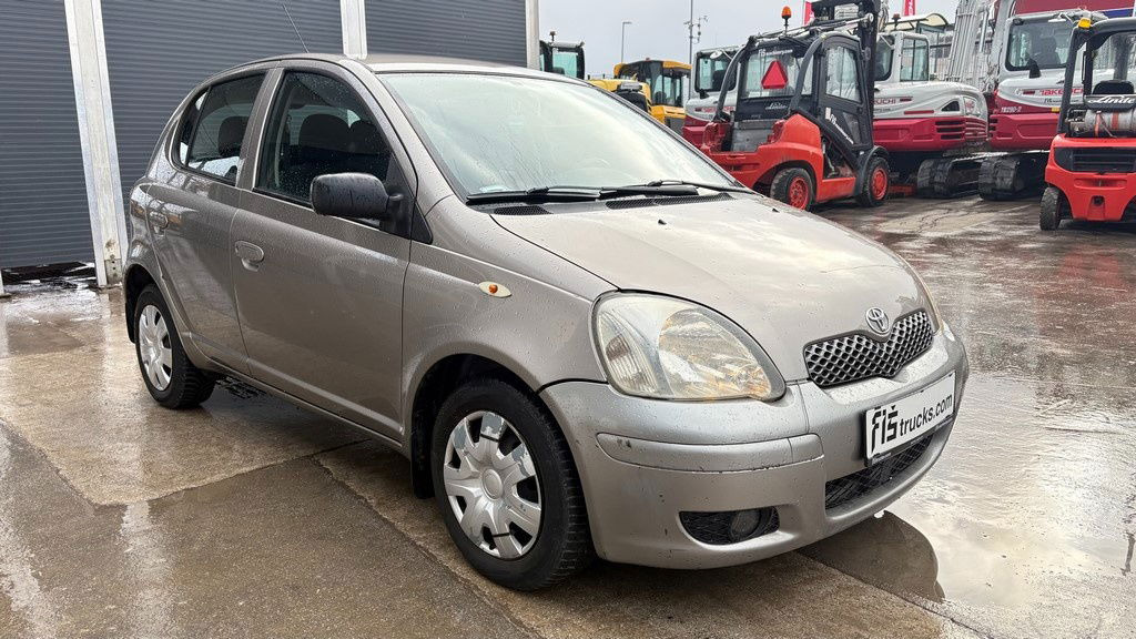 Toyota Yaris 1.3 - Petrol - 5 Doors - AC - Egyéb gépek: 2 kép. Toyota Yaris 1.3 - Petrol - 5 Doors - AC - Egyéb gépek: 2 kép.