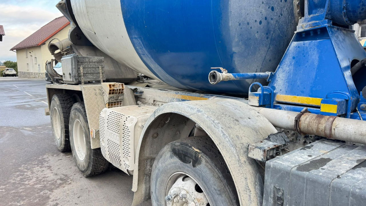Iveco Trakker AD340TB45 8x4 mixer 10m3 - Betonmixer: 4 kép. Iveco Trakker AD340TB45 8x4 mixer 10m3 - Betonmixer: 4 kép.