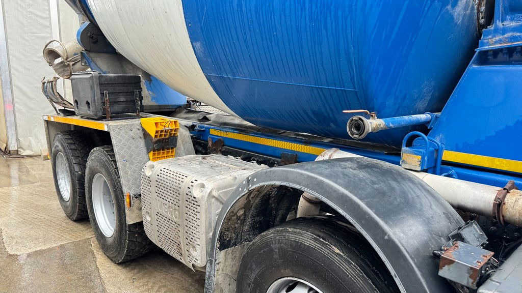Iveco Trakker AD340TB45 8x4 mixer 9m3 - Betonmixer: 4 kép. Iveco Trakker AD340TB45 8x4 mixer 9m3 - Betonmixer: 4 kép.