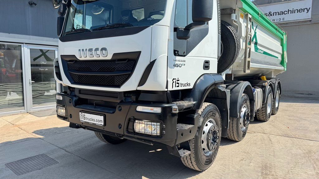 Iveco Trakker AD410T45 8x4 20m3 - hydr. back - 72.000km - Billenőplatós teherautó: 2 kép. Iveco Trakker AD410T45 8x4 20m3 - hydr. back - 72.000km - Billenőplatós teherautó: 2 kép.