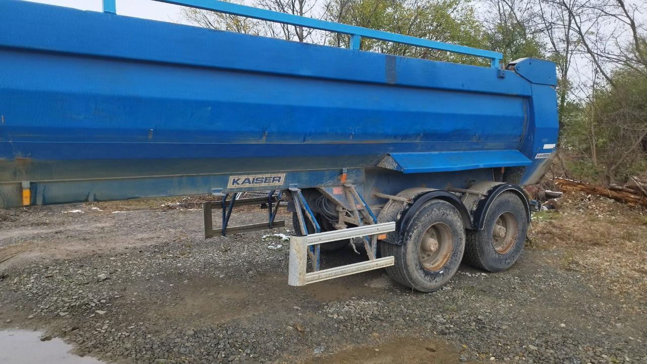 Kaiser Robuste 2 axle tipper trailer - hydr. back - Félpótkocsi billenőplatós: 2 kép. Kaiser Robuste 2 axle tipper trailer - hydr. back - Félpótkocsi billenőplatós: 2 kép.