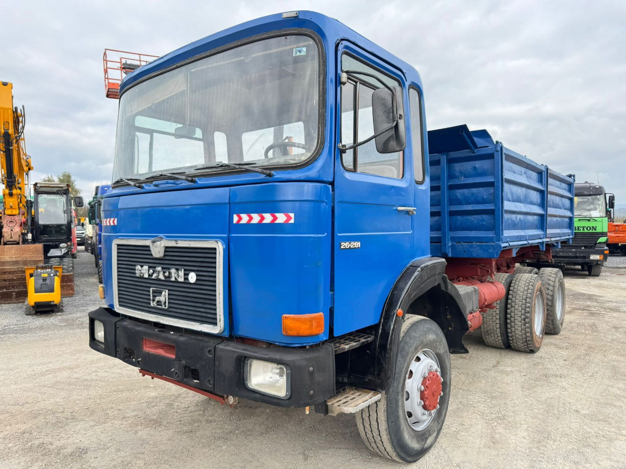 MAN 26.281 6x6 3 sided tipper - ZF gearbox - Billenőplatós teherautó: 1 kép. MAN 26.281 6x6 3 sided tipper - ZF gearbox - Billenőplatós teherautó: 1 kép.