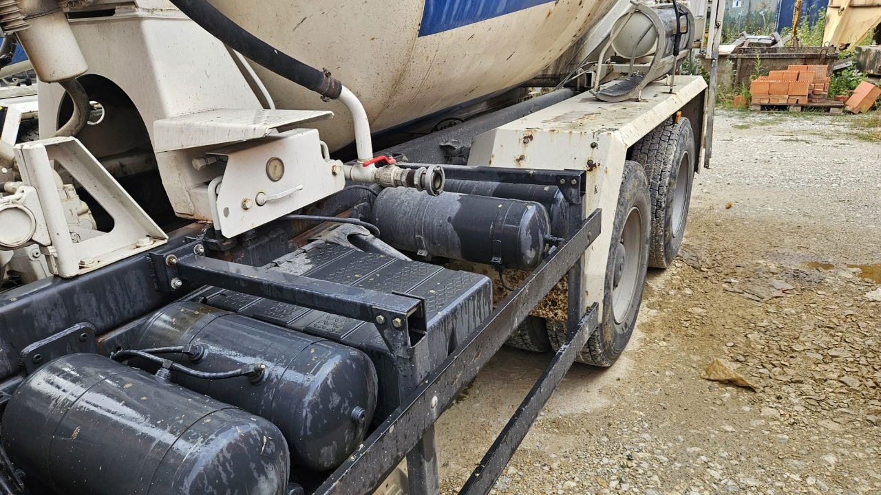 MAN FE 410A 8x4 mixer - 7m3 - euro 3 - Betonmixer: 3 kép. MAN FE 410A 8x4 mixer - 7m3 - euro 3 - Betonmixer: 3 kép.