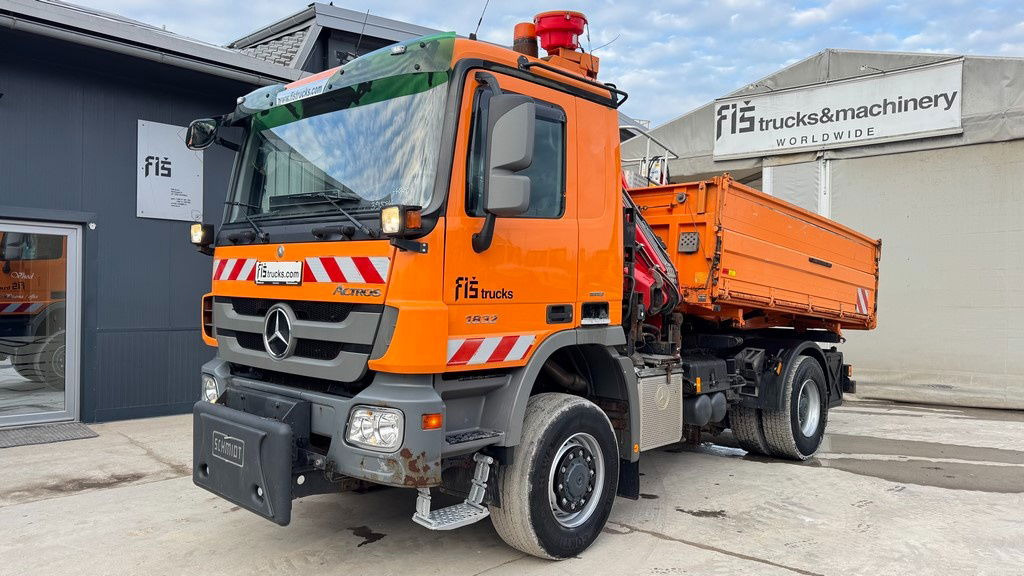 Billenőplatós teherautó Mercedes-Benz Actros 1832 AK tipper 4x4 - crane Fassi 9.2M - remote control: 14 kép.