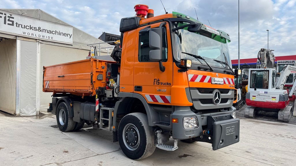 Mercedes-Benz Actros 1832 AK tipper 4x4 - crane Fassi 9.2M - remote control - Billenőplatós teherautó: 4 kép. Mercedes-Benz Actros 1832 AK tipper 4x4 - crane Fassi 9.2M - remote control - Billenőplatós teherautó: 4 kép.