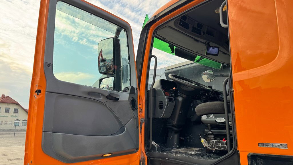 Billenőplatós teherautó Mercedes-Benz Actros 1832 AK tipper 4x4 - crane Fassi 9.2M - remote control: 26 kép.