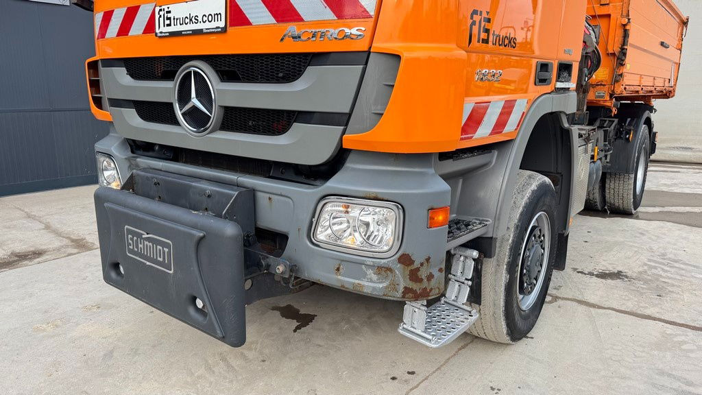 Mercedes-Benz Actros 1832 AK tipper 4x4 - crane Fassi 9.2M - remote control - Billenőplatós teherautó: 2 kép. Mercedes-Benz Actros 1832 AK tipper 4x4 - crane Fassi 9.2M - remote control - Billenőplatós teherautó: 2 kép.