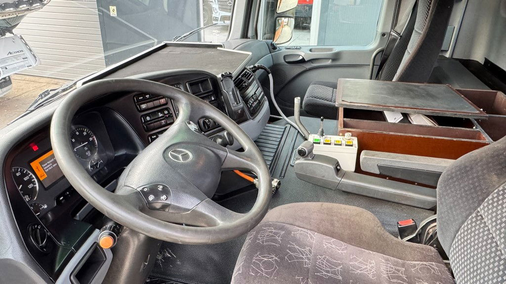 Billenőplatós teherautó Mercedes-Benz Actros 1832 AK tipper 4x4 - crane Fassi 9.2M - remote control: 30 kép.