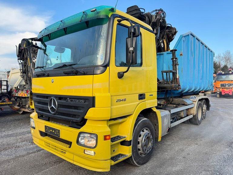 Mercedes-Benz Actros 2546 6x2 abroll tipper - crane LIV - scissors - retarder - lifting axle - Cserefelépítményes teherautó: 1 kép. Mercedes-Benz Actros 2546 6x2 abroll tipper - crane LIV - scissors - retarder - lifting axle - Cserefelépítményes teherautó: 1 kép.