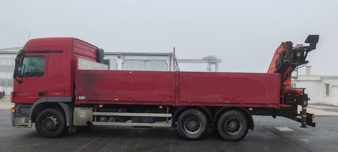 Mercedes-Benz Actros 2644L 6X4 stake body - Palfinger crane PK18500 - Platós teherautó: 2 kép. Mercedes-Benz Actros 2644L 6X4 stake body - Palfinger crane PK18500 - Platós teherautó: 2 kép.