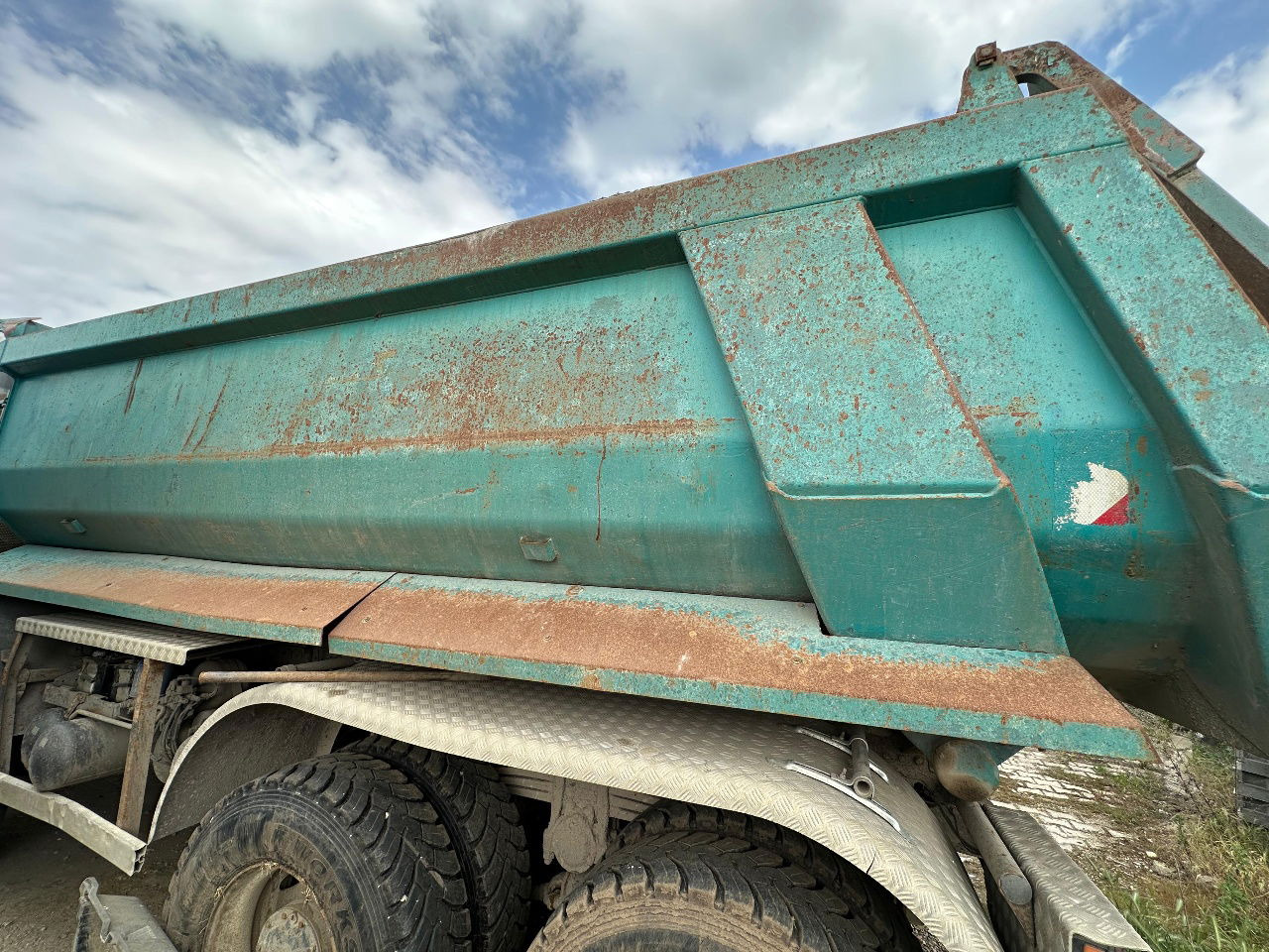 Mercedes-Benz Actros 4141 K 8x6 mulda tipper - damaged - Billenőplatós teherautó: 5 kép. Mercedes-Benz Actros 4141 K 8x6 mulda tipper - damaged - Billenőplatós teherautó: 5 kép.