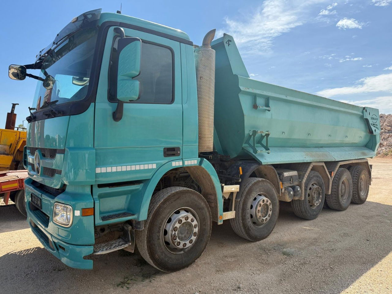 Mercedes-Benz Actros 4448 10x4 mulda tipper - euro 5 - lifting axle - Billenőplatós teherautó: 2 kép. Mercedes-Benz Actros 4448 10x4 mulda tipper - euro 5 - lifting axle - Billenőplatós teherautó: 2 kép.