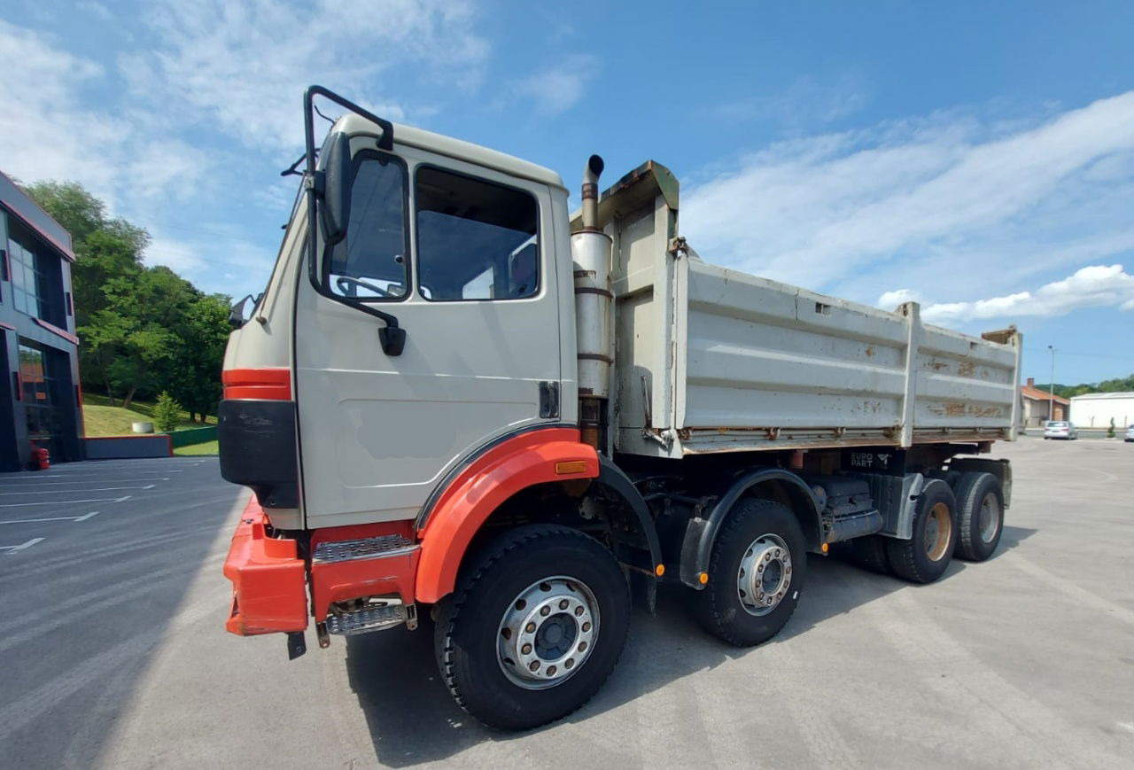 Mercedes-Benz SK 3235 8X4 tipper - V8 - Spring - Billenőplatós teherautó: 2 kép. Mercedes-Benz SK 3235 8X4 tipper - V8 - Spring - Billenőplatós teherautó: 2 kép.