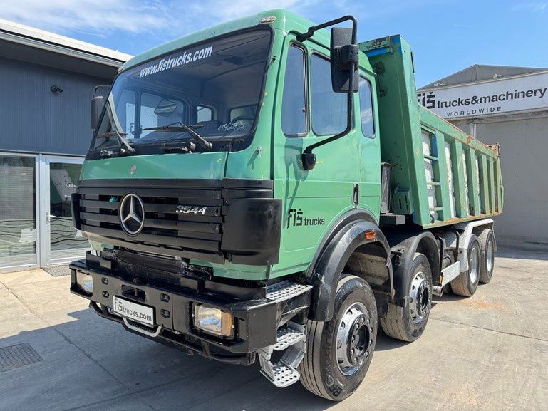 Mercedes-Benz SK 3235 8X4 tipper - V8 - Billenőplatós teherautó: 1 kép. Mercedes-Benz SK 3235 8X4 tipper - V8 - Billenőplatós teherautó: 1 kép.