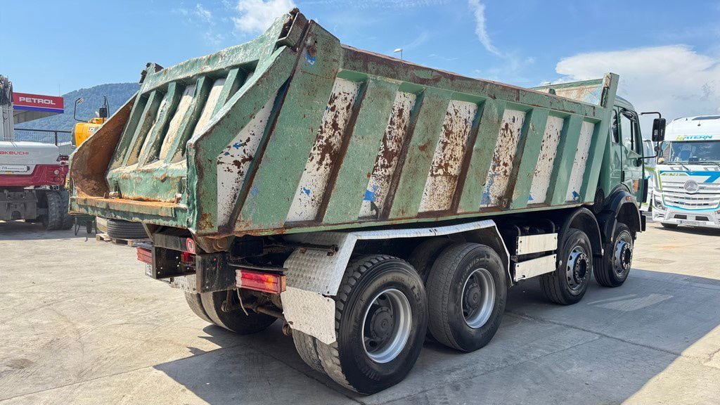 Mercedes-Benz SK 3235 8X4 tipper - V8 - Billenőplatós teherautó: 4 kép. Mercedes-Benz SK 3235 8X4 tipper - V8 - Billenőplatós teherautó: 4 kép.