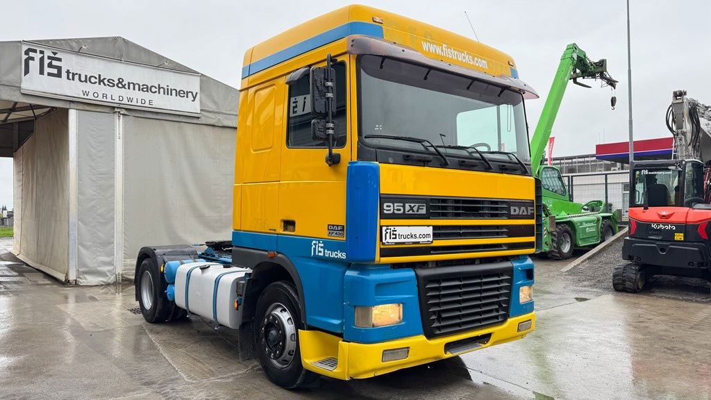 DAF XF 95.430 4x2 tractor unit - euro 3 - Nyergesvontató: 3 kép. DAF XF 95.430 4x2 tractor unit - euro 3 - Nyergesvontató: 3 kép.