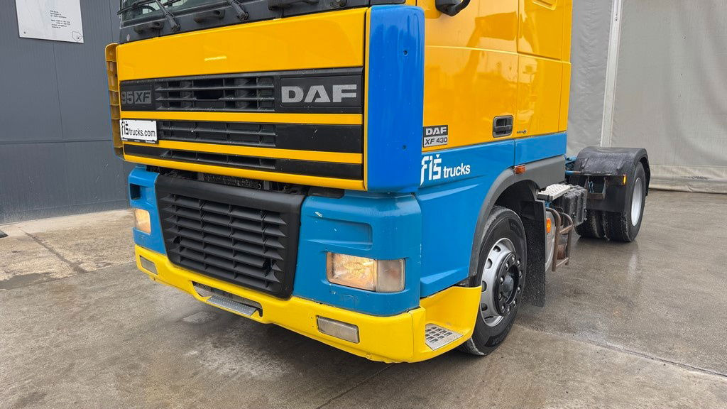 DAF XF 95.430 4x2 tractor unit - euro 3 - Nyergesvontató: 2 kép. DAF XF 95.430 4x2 tractor unit - euro 3 - Nyergesvontató: 2 kép.