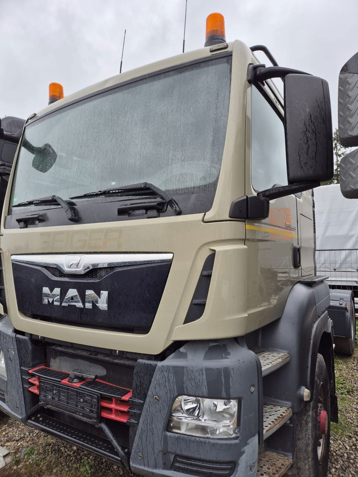 MAN TGS 18.480 4X4 tractor unit - tipper hydraulics - Nyergesvontató: 1 kép. MAN TGS 18.480 4X4 tractor unit - tipper hydraulics - Nyergesvontató: 1 kép.