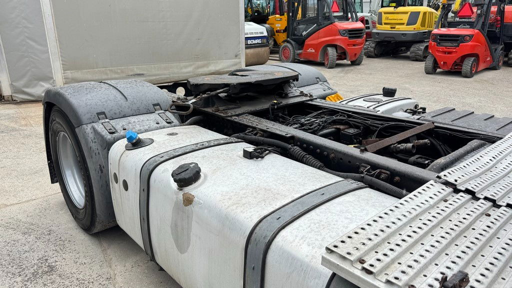 MAN TGX 18.400 4X2 tipp. hydr. - retarder - Nyergesvontató: 4 kép. MAN TGX 18.400 4X2 tipp. hydr. - retarder - Nyergesvontató: 4 kép.