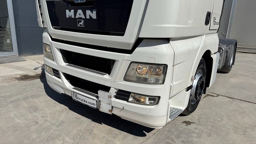 MAN TGX 18.400 4X2 tipp. hydr. - retarder - Nyergesvontató: 2 kép. MAN TGX 18.400 4X2 tipp. hydr. - retarder - Nyergesvontató: 2 kép.