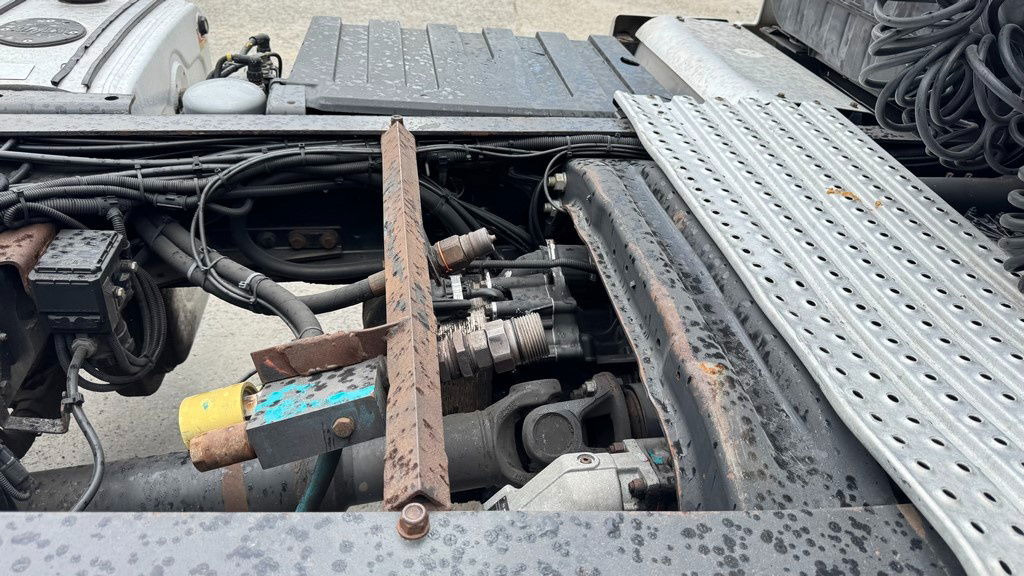 MAN TGX 18.400 4X2 tipp. hydr. - retarder - Nyergesvontató: 5 kép. MAN TGX 18.400 4X2 tipp. hydr. - retarder - Nyergesvontató: 5 kép.