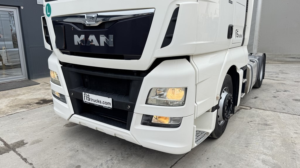 MAN TGX 18.440 4X2 tractor unit - retarder - Nyergesvontató: 2 kép. MAN TGX 18.440 4X2 tractor unit - retarder - Nyergesvontató: 2 kép.